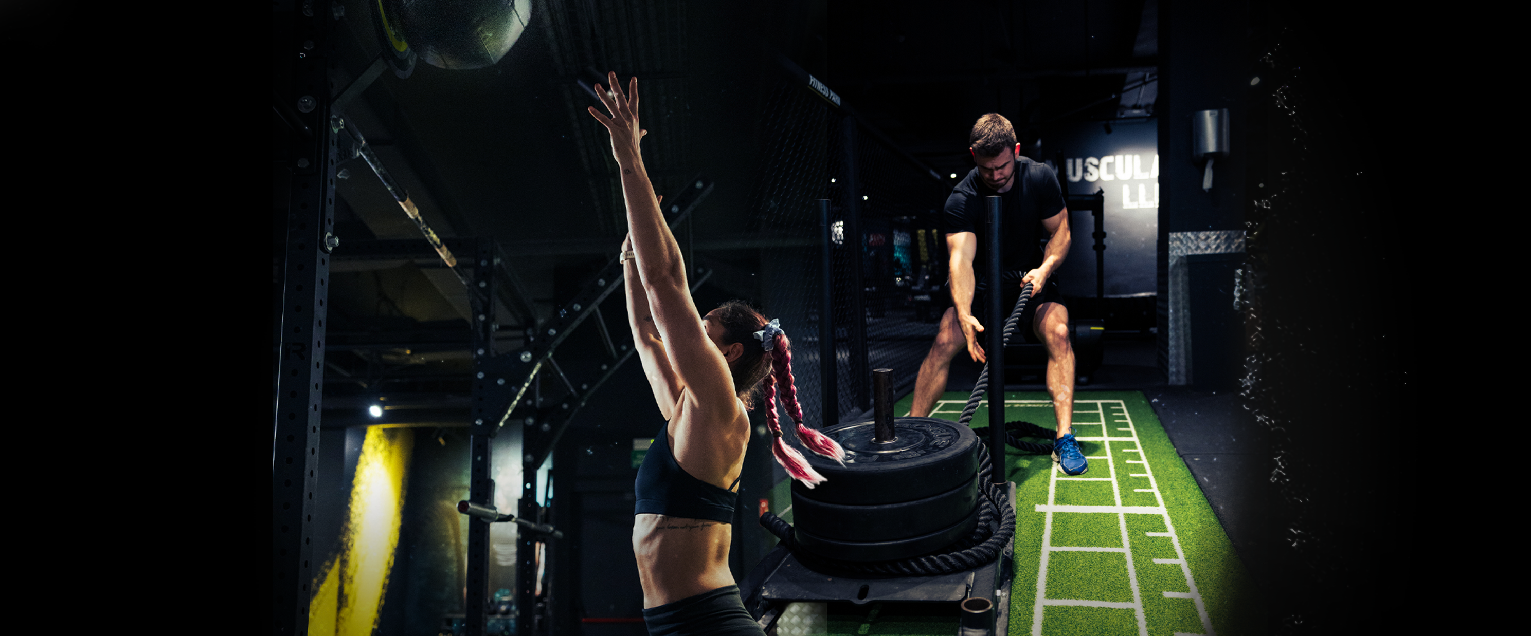 Combina 1 km de carrera con un workout funcional en cada estación. Repite 8 veces, completando 8 km de running y 8 pruebas funcionales, tal como en la competición oficial.