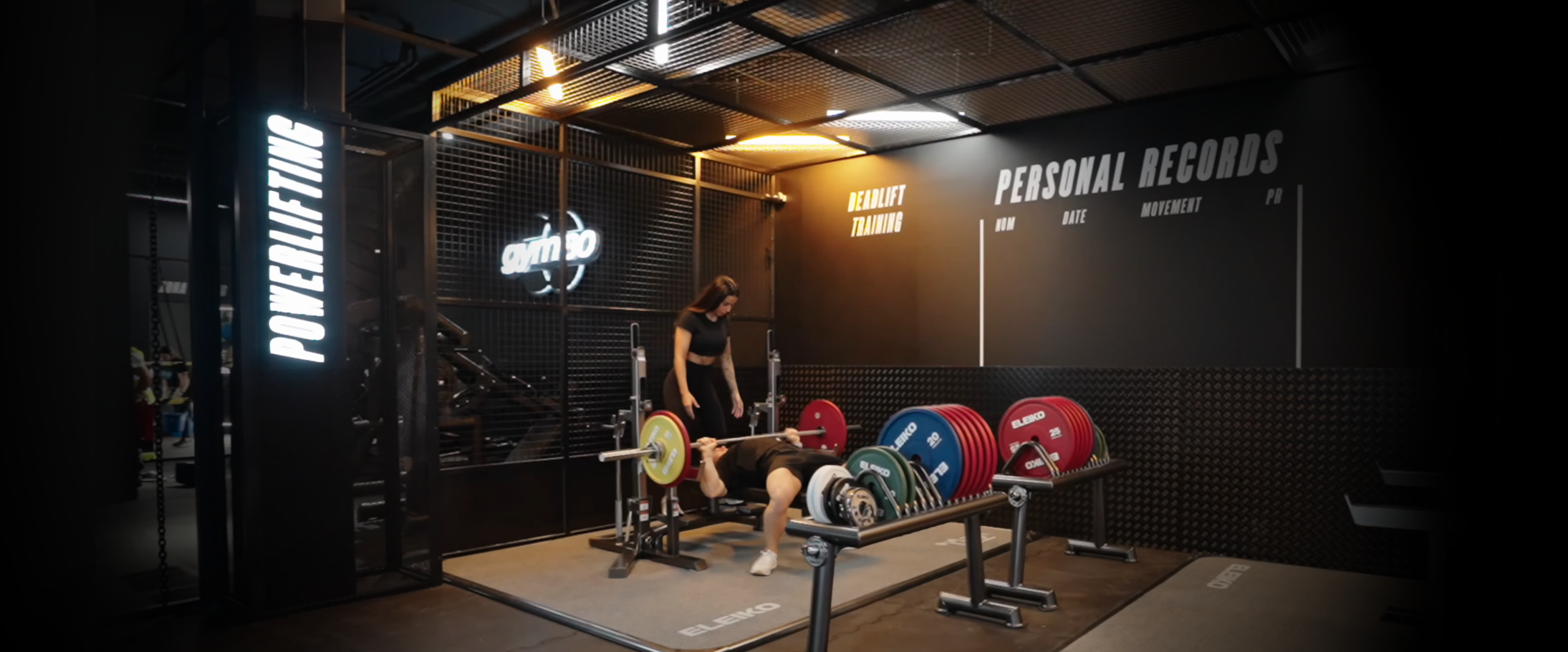 Espacio diseñado para dominar los tres movimientos fundamentales: sentadilla, peso muerto y press de banca.