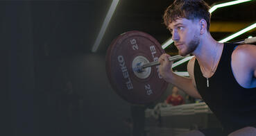 Des espaces conçus et équipés avec du matériel d’entraînement et de compétition pour repousser tes limites dans les sports de force, comme le powerlifting et l’haltérophilie.