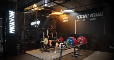 Espacio diseñado para dominar los tres movimientos fundamentales: sentadilla, peso muerto y press de banca.