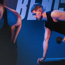 Un espace dédié à des exercices de renforcement musculaire autour du bench.