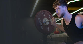 Des espaces conçus et équipés avec du matériel d’entraînement et de compétition pour repousser tes limites dans les sports de force, comme le powerlifting et l’haltérophilie.