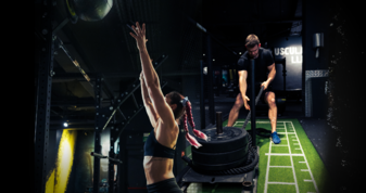 Combina 1 km de carrera con un workout funcional en cada estación. Repite 8 veces, completando 8 km de running y 8 pruebas funcionales, tal como en la competición oficial.