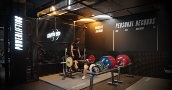 Espacio diseñado para dominar los tres movimientos fundamentales: sentadilla, peso muerto y press de banca.