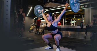 Des espaces conçus et équipés avec du matériel d’entraînement et de compétition pour repousser tes limites dans les sports de force, comme le powerlifting et l’haltérophilie.