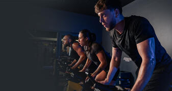 Un espace dédié à des sessions d'indoor cycling 