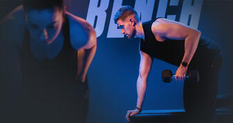 Un espace dédié à des exercices de renforcement musculaire autour du bench.